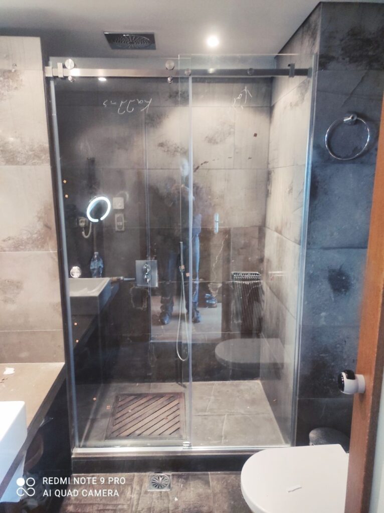 Γύαλινα διαχωριστικά μπάνιου #συρόμενη γύαλινη καμπίνα #γύαλινη καμπίνα #showercabin #glasscabin